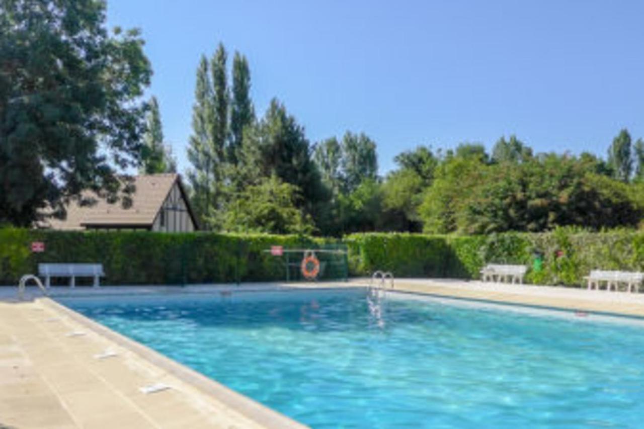 Nice House In A Residence With Swimming Pool Cabourg Exterior photo
